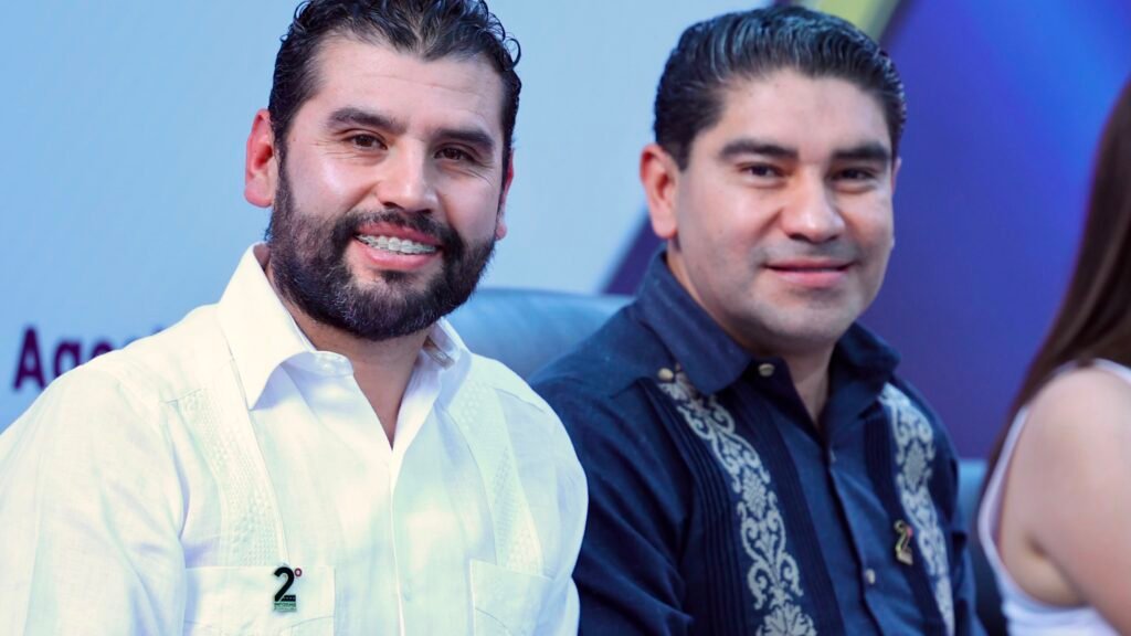 Octavio Ocampo y Pablo Varona Estrada durante el Segundo Informe de Gobierno en un espacio público de Huetamo, Michoacán, el 9 de agosto de 2026