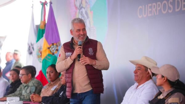 Gobernador Alfredo Ramírez Bedolla hablando frente a representantes de kuarichas y autoridades de seguridad en evento en Charapan, Michoacán