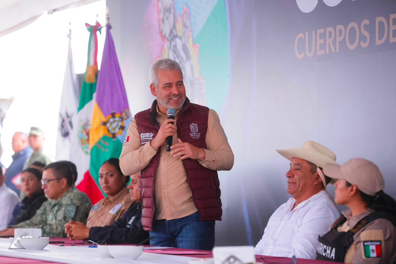 Gobernador Alfredo Ramírez Bedolla hablando frente a representantes de kuarichas y autoridades de seguridad en evento en Charapan, Michoacán