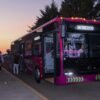 Ilustración conceptual de un autobús moderno de Morebús circulando por una avenida urbana peatonalizada en Morelia, con árboles y señalética clara