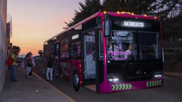 Ilustración conceptual de un autobús moderno de Morebús circulando por una avenida urbana peatonalizada en Morelia, con árboles y señalética clara