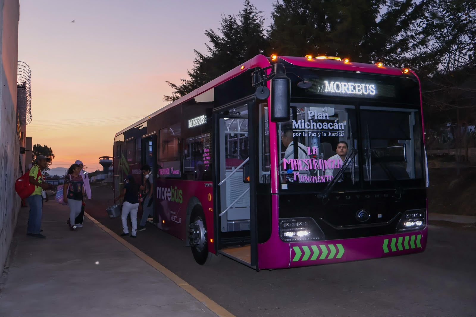 Ilustración conceptual de un autobús moderno de Morebús circulando por una avenida urbana peatonalizada en Morelia, con árboles y señalética clara