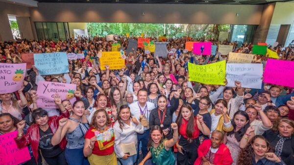 Carlos Torres Piña hablando ante una multitud de más de 2,500 mujeres en una asamblea en Morelia, Michoacán, el 16 de agosto de 2026