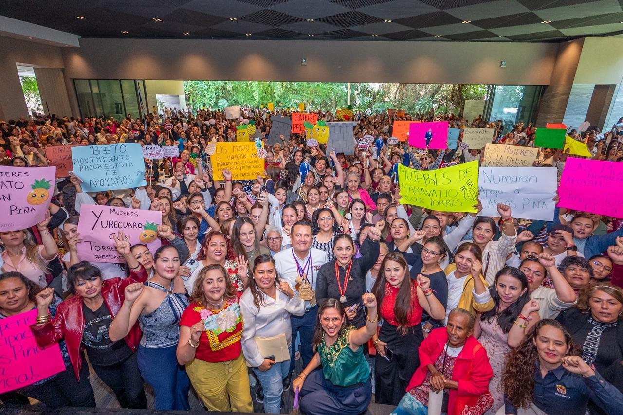 Carlos Torres Piña hablando ante una multitud de más de 2,500 mujeres en una asamblea en Morelia, Michoacán, el 16 de agosto de 2026