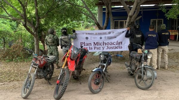Operativo conjunto de la Fiscalía Michoacán y fuerzas federales retirando cámaras parásitas y asegurando motocicletas y material táctico en carretera de Michoacán