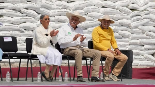 Productores michoacanos recibiendo fertilizantes y asesoría técnica en campos de maíz durante lanzamiento de apoyos de la Sader el 17 de agosto de 2026