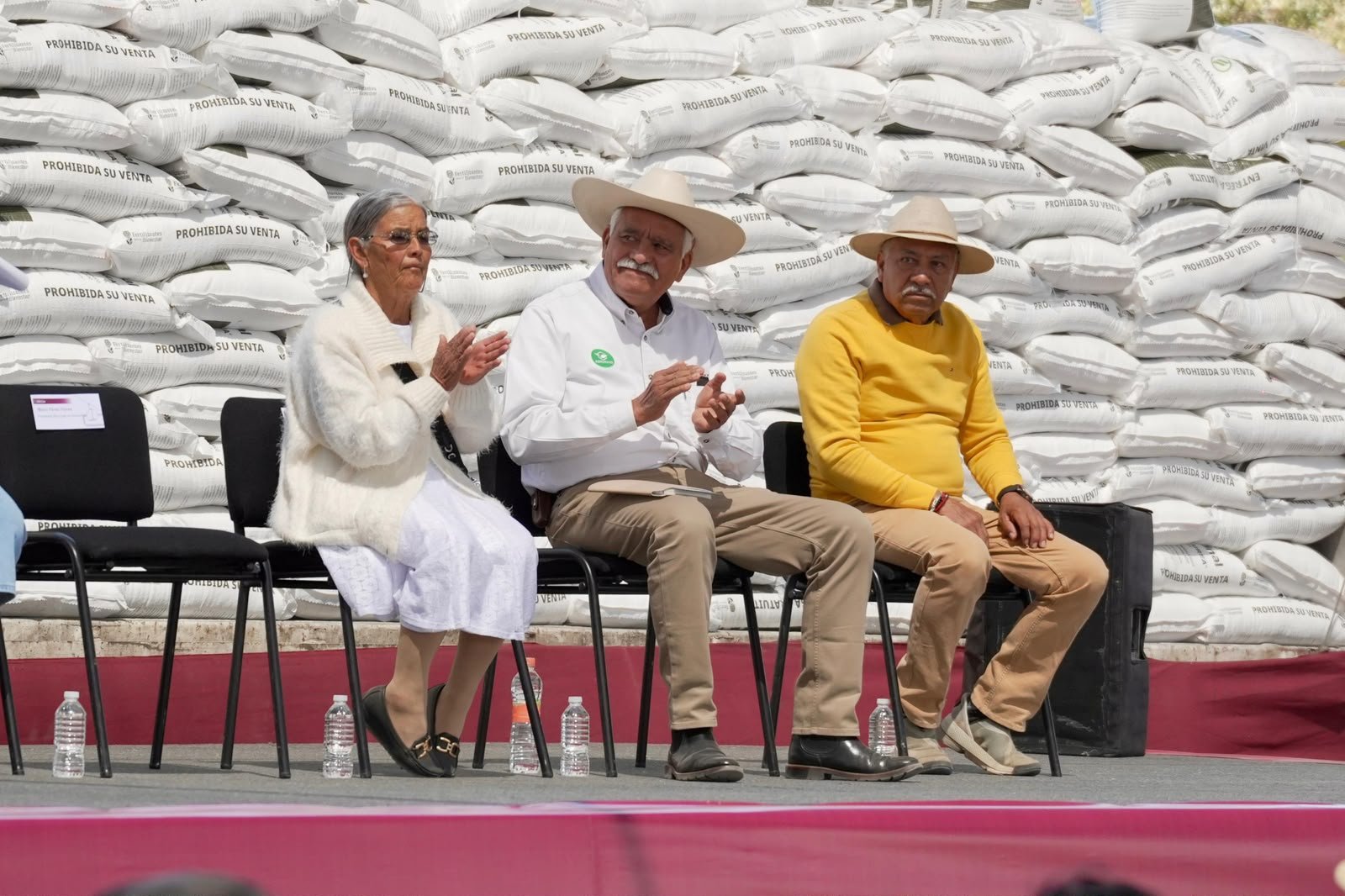 Productores michoacanos recibiendo fertilizantes y asesoría técnica en campos de maíz durante lanzamiento de apoyos de la Sader el 17 de agosto de 2026