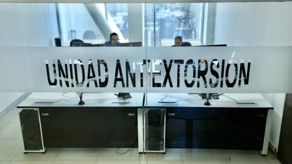 Pantalla de la aplicación 911 Michoacán mostrando el botón 'Extorsión' y una interfaz móvil para reportar secuestro virtual