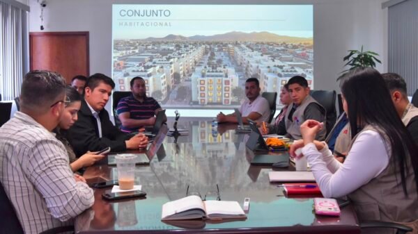 Mapa de Michoacán con seis municipios destacados: Angamacutiro, Aquila, Peribán, Sahuayo, Tacámbaro y Tuxpan, junto a íconos de viviendas.