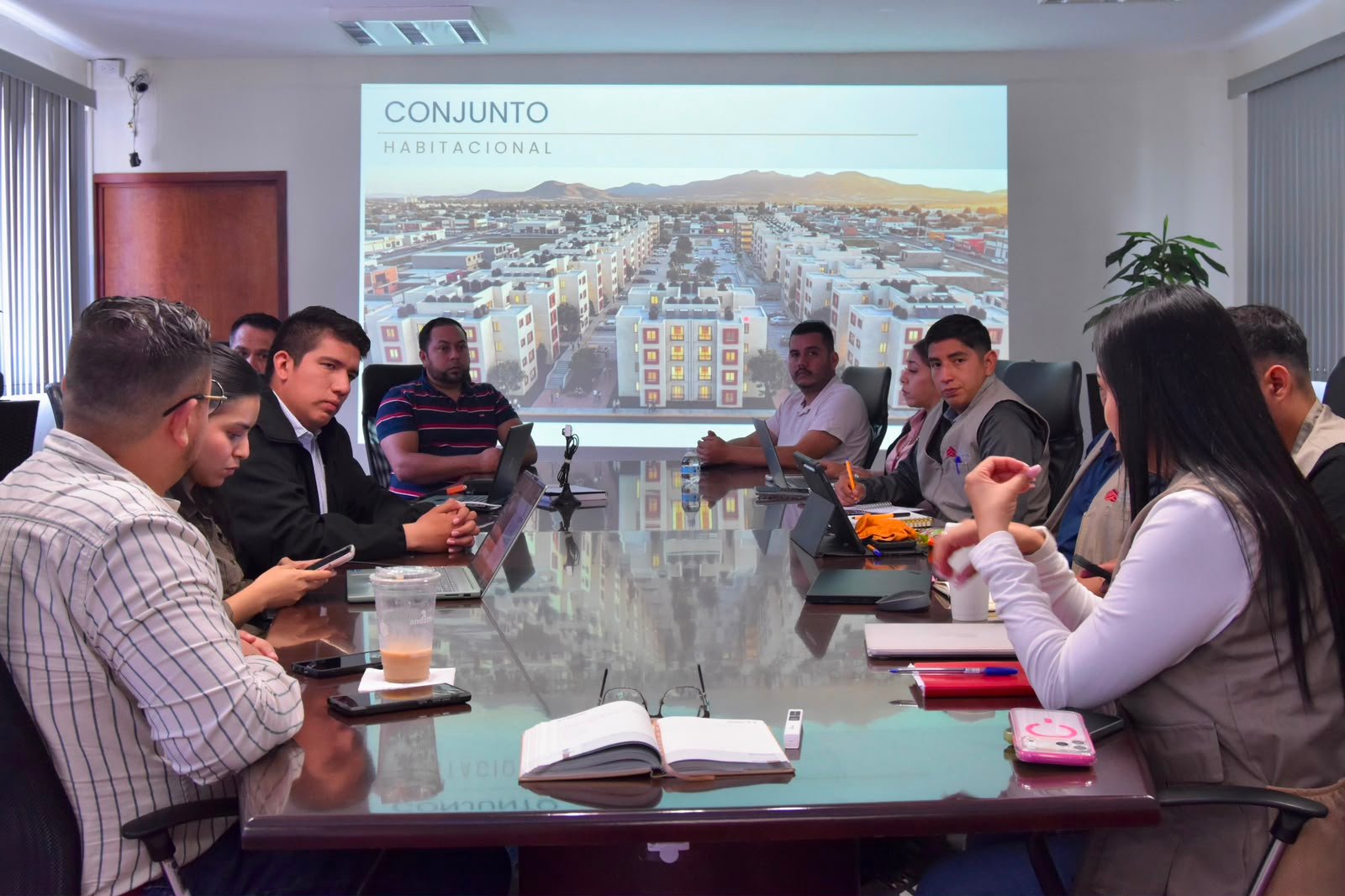 Mapa de Michoacán con seis municipios destacados: Angamacutiro, Aquila, Peribán, Sahuayo, Tacámbaro y Tuxpan, junto a íconos de viviendas.