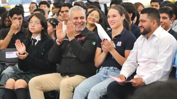 Logotipo oficial del programa D4TA Datos Gratis junto a imágenes simbólicas de conexión digital, docentes y estudiantes en Michoacán