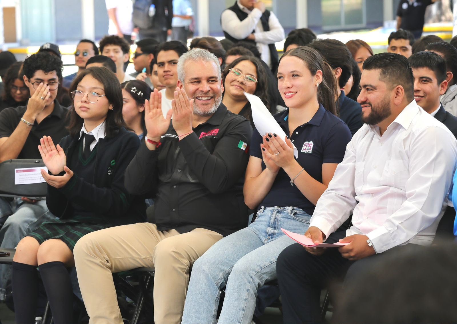 Logotipo oficial del programa D4TA Datos Gratis junto a imágenes simbólicas de conexión digital, docentes y estudiantes en Michoacán