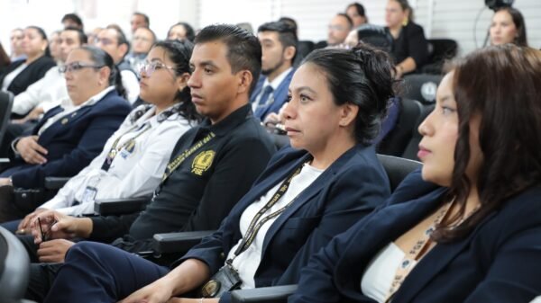 Acto de clausura del Diplomado en Psicología Forense en el Auditorio del INCASEP de la FGE en Morelia, con autoridades y participantes recibiendo constancias.