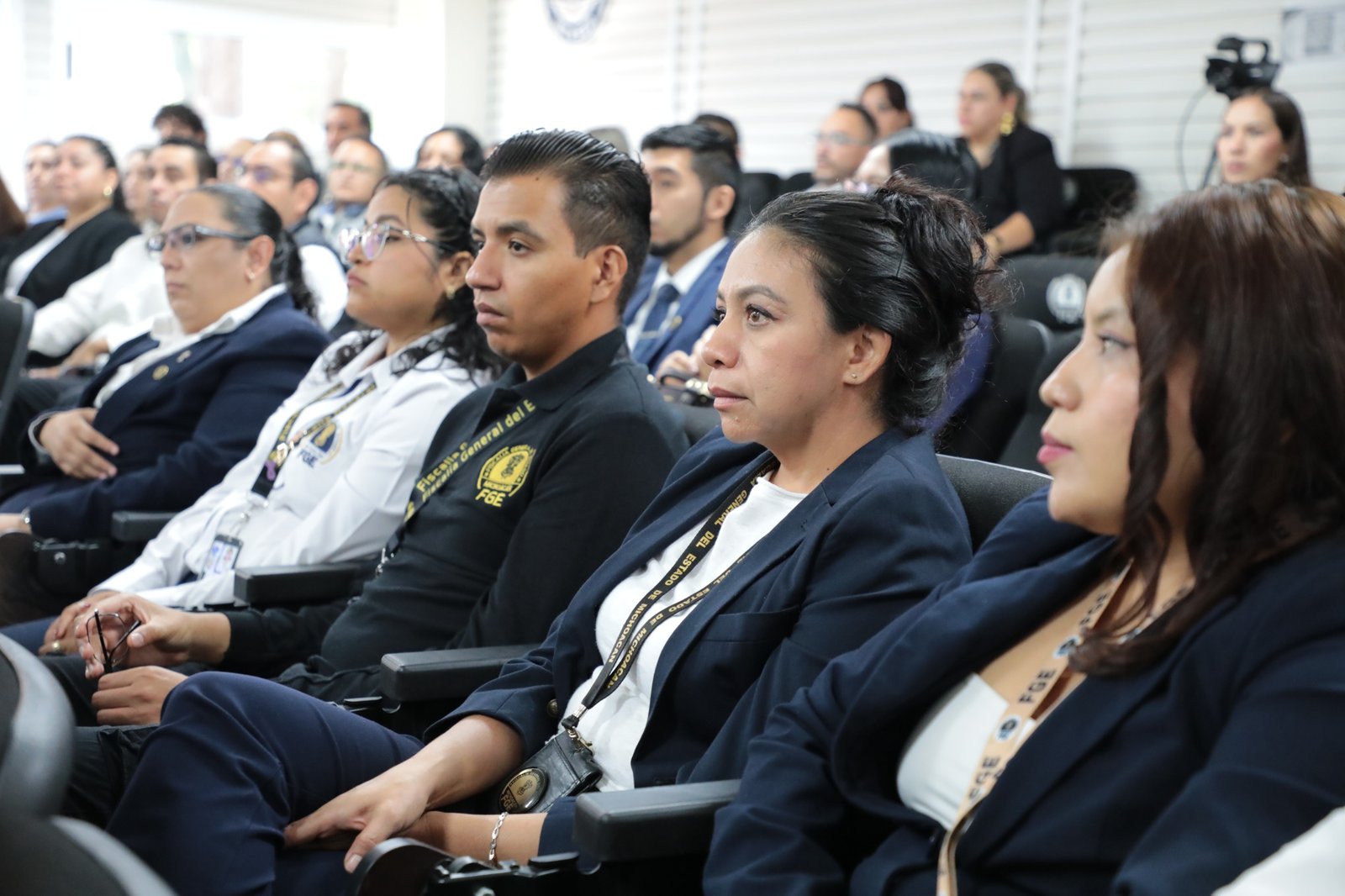 Acto de clausura del Diplomado en Psicología Forense en el Auditorio del INCASEP de la FGE en Morelia, con autoridades y participantes recibiendo constancias.