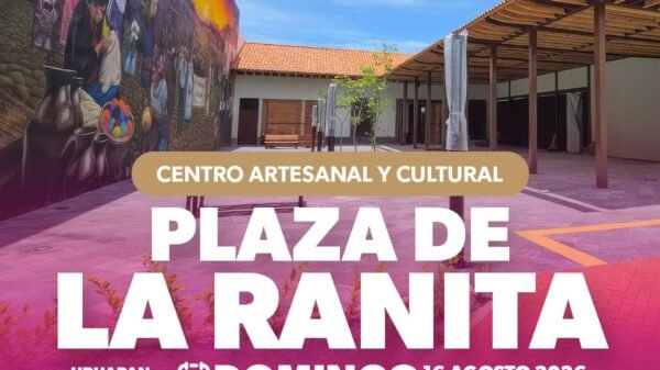 Plaza de La Ranita en Uruapan tras su inauguración: fachada restaurada del antiguo Cine Odeón, mural monumental visible, familias y artesanos en actividades al aire libre