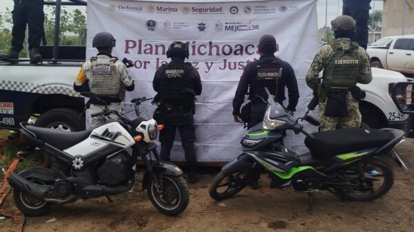 Agentes de SSP y Policía Municipal en operativo en colonia Nueva España, Jacona, tras rescate de tres adolescentes y aseguramiento de droga y armas