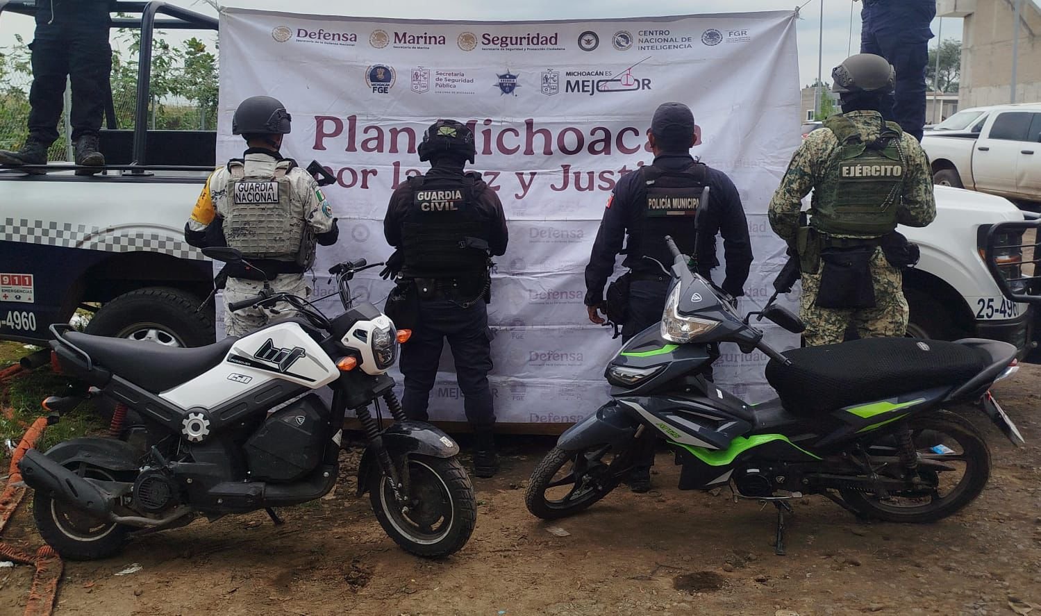Agentes de SSP y Policía Municipal en operativo en colonia Nueva España, Jacona, tras rescate de tres adolescentes y aseguramiento de droga y armas