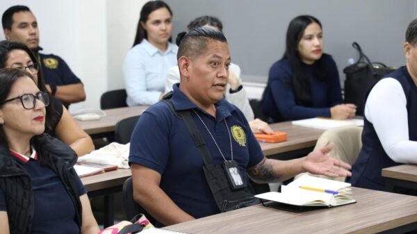 Grupo diverso de funcionarios de la FGE Michoacán participando en una sesión práctica de Lengua de Señas Mexicana en Morelia