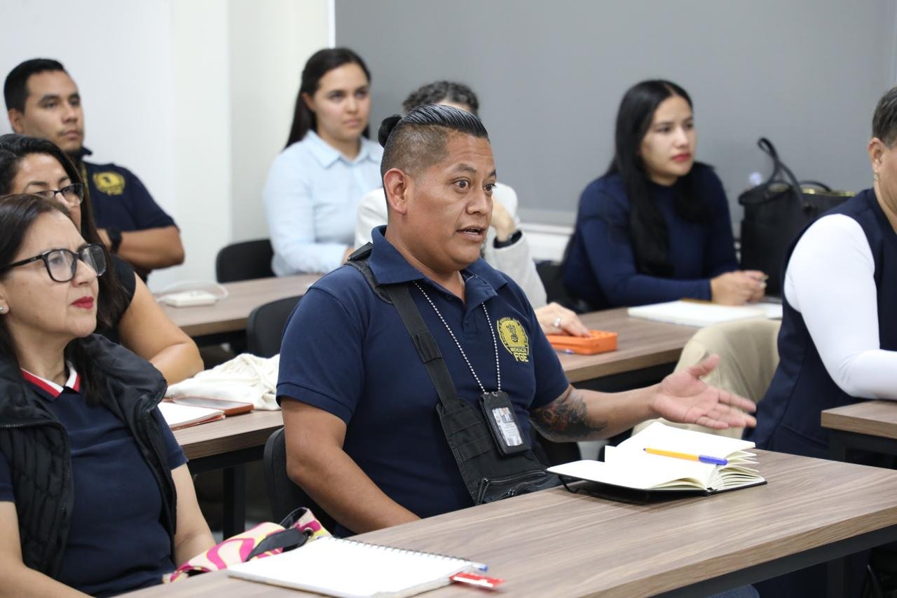 Grupo diverso de funcionarios de la FGE Michoacán participando en una sesión práctica de Lengua de Señas Mexicana en Morelia