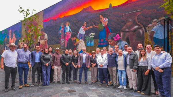 Gobernador Alfredo Ramírez Bedolla junto a la presidenta municipal Grecia Quiroz y representantes del sector productivo en reunión en Uruapan, Michoacán