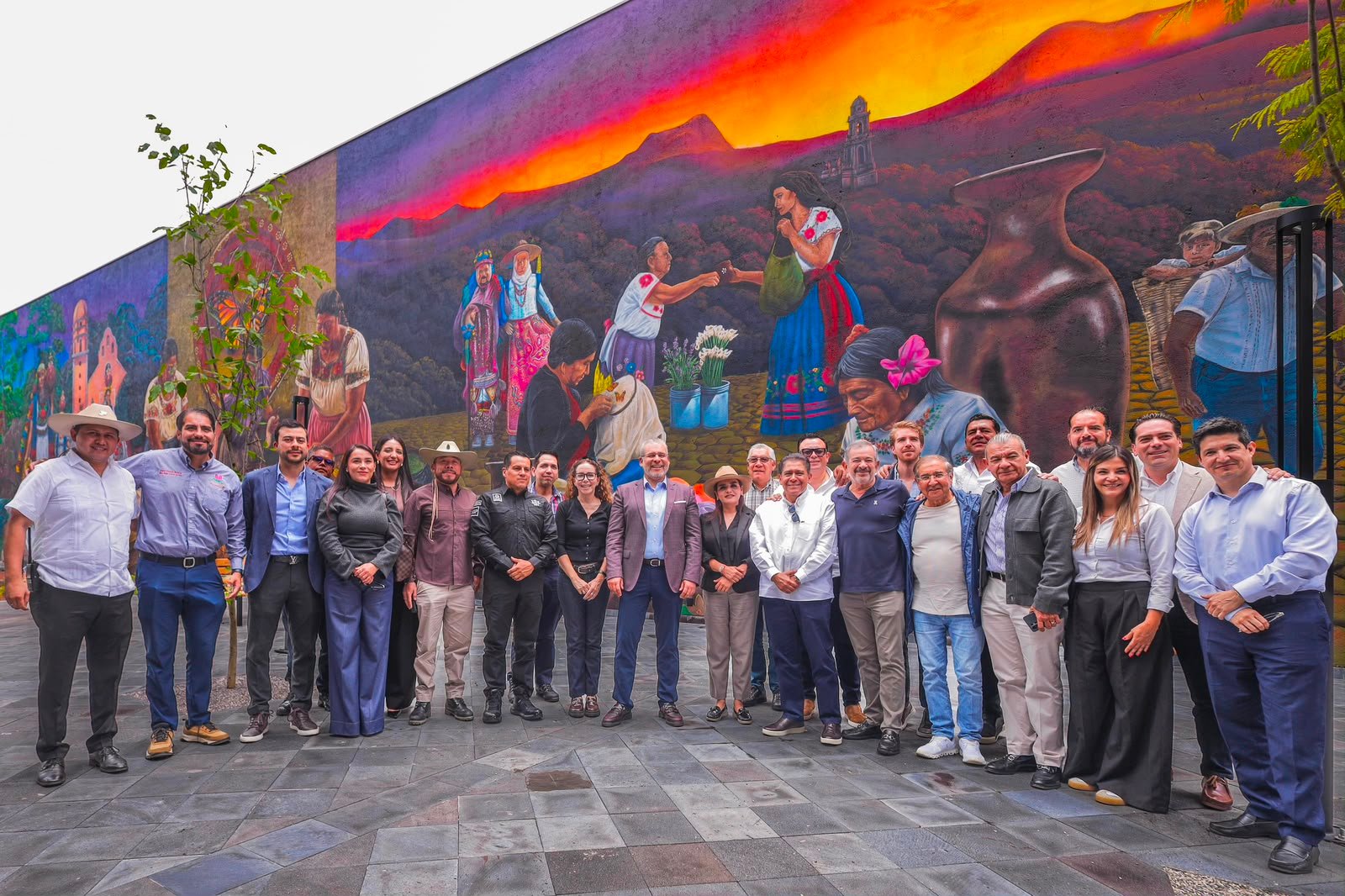 Gobernador Alfredo Ramírez Bedolla junto a la presidenta municipal Grecia Quiroz y representantes del sector productivo en reunión en Uruapan, Michoacán