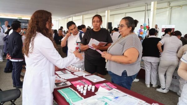 Feria de la Salud en marcha en la colonia Los Ángeles de Uruapan, con personal de salud atendiendo a vecinos de forma gratuita