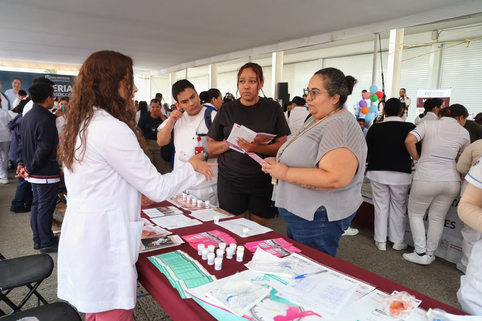 Feria de la Salud en marcha en la colonia Los Ángeles de Uruapan, con personal de salud atendiendo a vecinos de forma gratuita