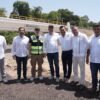 Gobernador Alfredo Ramírez Bedolla cortando cinta inaugural del nuevo puente vehicular de Cruz de Campos en Aquila, Michoacán