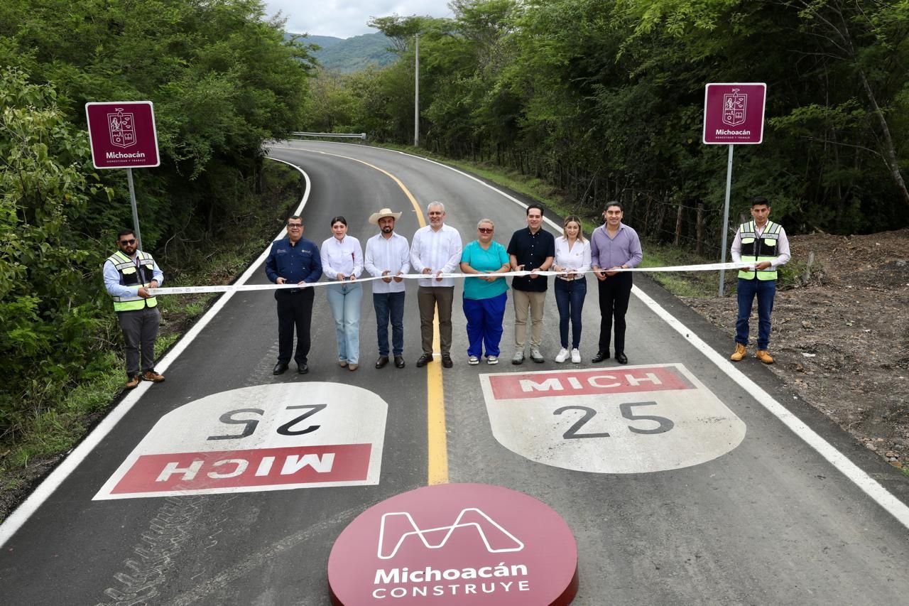 Gobernador Alfredo Ramírez Bedolla y secretario Rogelio Zarazúa durante la inauguración de la carretera rehabilitada Tiripetío-Carácuaro-Eréndira