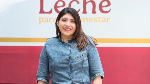 Logotipo de Leche para el Bienestar junto a la imagen de un Centro LIBRE en Michoacán, con mujeres y niños en entorno comunitario