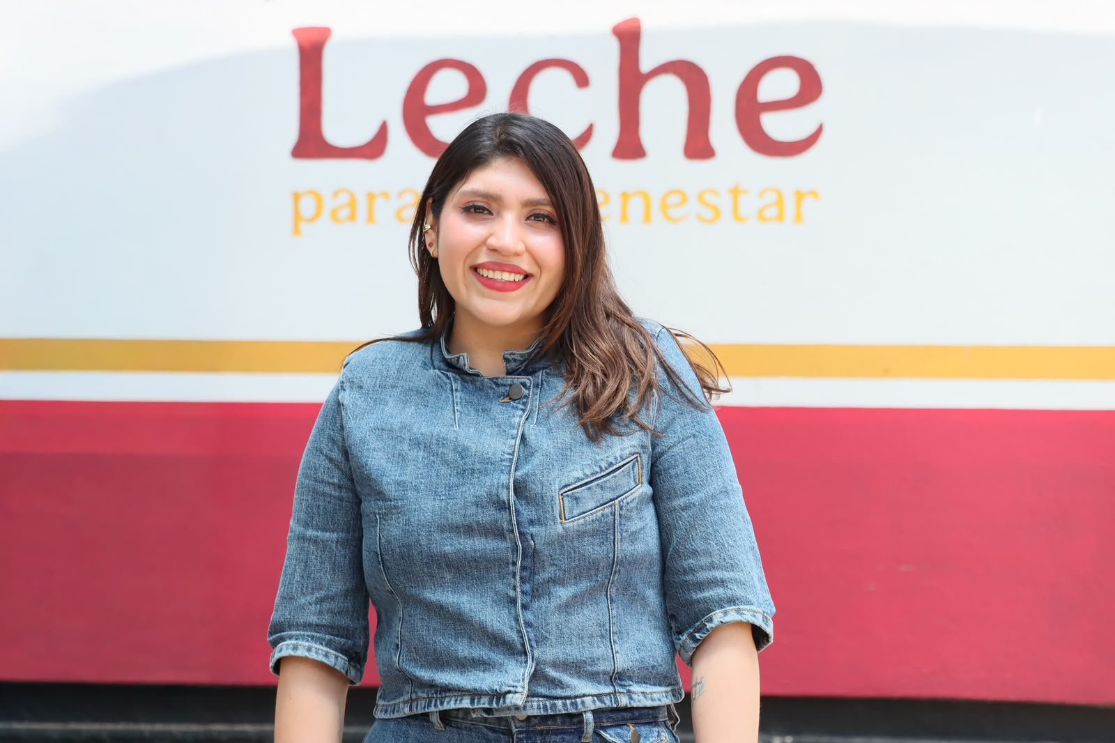 Logotipo de Leche para el Bienestar junto a la imagen de un Centro LIBRE en Michoacán, con mujeres y niños en entorno comunitario