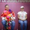 Retrato profesional de Carlos Torres Piña frente a un mapa de Michoacán con superposición sutil de los porcentajes 69%, 64% y 61%