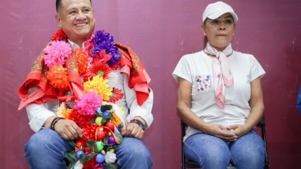 Retrato profesional de Carlos Torres Piña frente a un mapa de Michoacán con superposición sutil de los porcentajes 69%, 64% y 61%