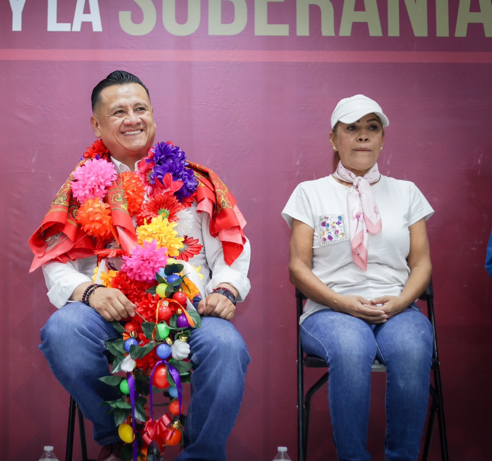 Retrato profesional de Carlos Torres Piña frente a un mapa de Michoacán con superposición sutil de los porcentajes 69%, 64% y 61%