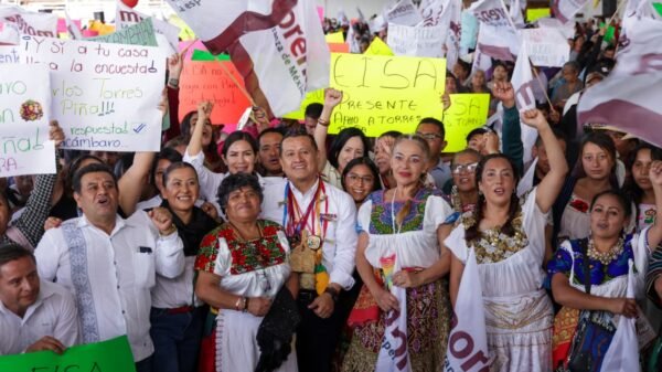 Carlos Torres Piña hablando ante una multitud en una asamblea regional en Pátzcuaro, Michoacán, el 21 de agosto de 2026