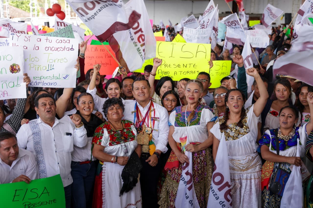 Carlos Torres Piña hablando ante una multitud en una asamblea regional en Pátzcuaro, Michoacán, el 21 de agosto de 2026