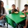 Sofía Bautista Aguíñiga, directora general del DIF Michoacán, entrega insumos de limpieza a personal del NIDO de Uruapan ante niños y trabajadores