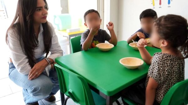 Sofía Bautista Aguíñiga, directora general del DIF Michoacán, entrega insumos de limpieza a personal del NIDO de Uruapan ante niños y trabajadores