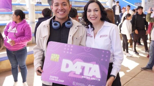 Entrega presencial de chips gratuitos a estudiantes y docentes de la UMSNH en el Centro de Convenciones y Exposiciones de Morelia