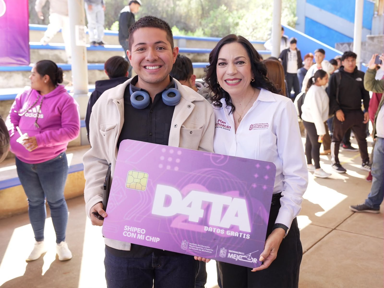 Entrega presencial de chips gratuitos a estudiantes y docentes de la UMSNH en el Centro de Convenciones y Exposiciones de Morelia