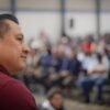 Retrato profesional de Carlos Torres Piña frente a un fondo institucional que sugiere los tres ámbitos de su trayectoria: Congreso, Gobierno estatal y Fiscalía