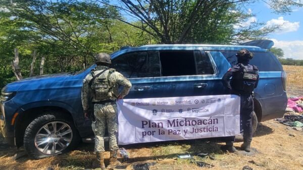 Dos vehículos asegurados —Chevrolet y Honda— junto a equipo táctico decomisado en La Piedad, Michoacán, 20 de agosto de 2026