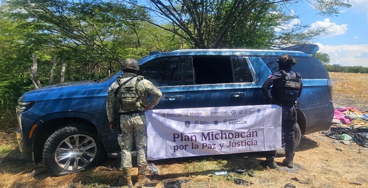 Dos vehículos asegurados —Chevrolet y Honda— junto a equipo táctico decomisado en La Piedad, Michoacán, 20 de agosto de 2026