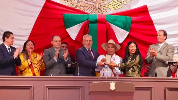 Gobernador Alfredo Ramírez Bedolla entrega presea a representantes de comunidades mazahuas en ceremonia conmemorativa