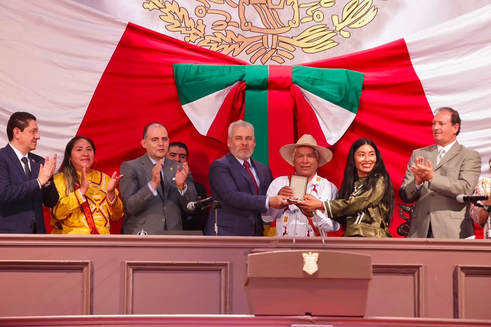 Gobernador Alfredo Ramírez Bedolla entrega presea a representantes de comunidades mazahuas en ceremonia conmemorativa