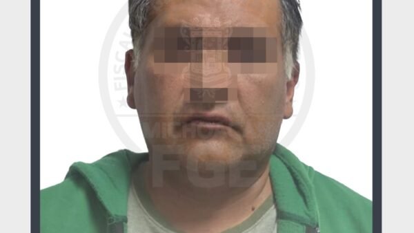 Ilustración simbólica de cuatro siluetas frente a un edificio judicial y una balanza, con fondo que sugiere Morelia y Salvador Escalante