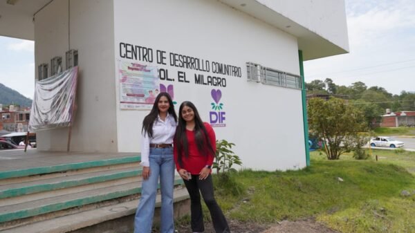 Directora del DIF Michoacán junto a autoridades locales en el Centro Comunitario 'El Milagro' de Uruapan, durante anuncio de construcción de cancha deportiva