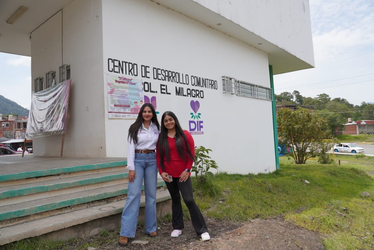 Directora del DIF Michoacán junto a autoridades locales en el Centro Comunitario 'El Milagro' de Uruapan, durante anuncio de construcción de cancha deportiva