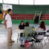 Equipo de la Fiscalía General de Michoacán realizando toma de muestras de ADN a familiares en un módulo instalado en Sahuayo, Michoacán