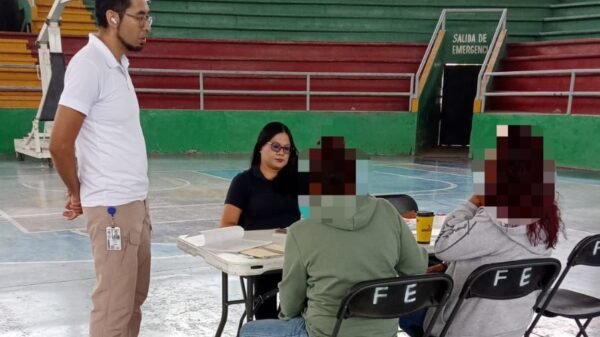 Equipo de la Fiscalía General de Michoacán realizando toma de muestras de ADN a familiares en un módulo instalado en Sahuayo, Michoacán
